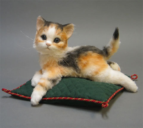 R. John Wright "Calico Cuddles"Christmas Kitten - Click Image to Close